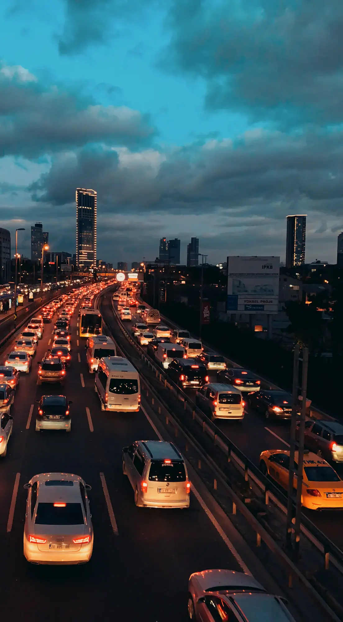 Akşam trafiğinde İstanbul'da yoğun bir otoyol ve gökdelenler